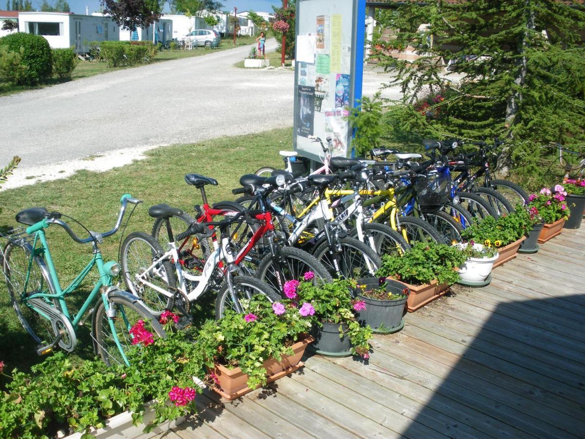 Camping Du Pontis Verteillac エクステリア 写真